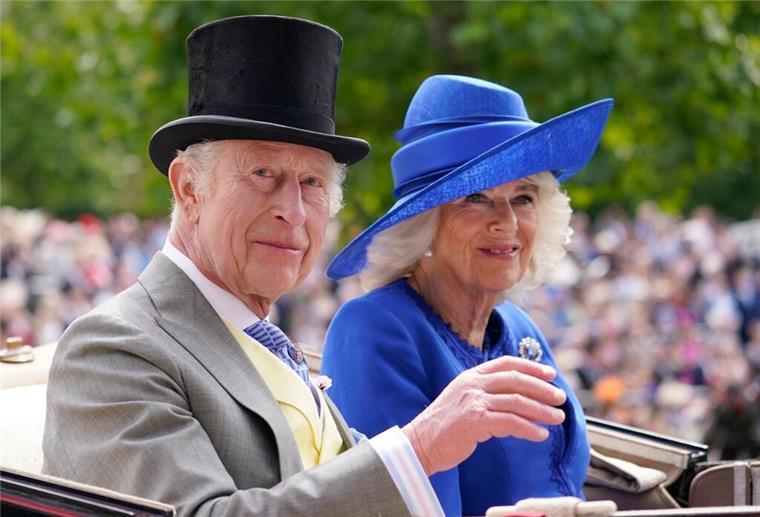 Exzentrische Hüte: Britinnen feiern in Ascot König Charles III. (l) und Königin Camilla kommen in einer Kutsche in Ascot an.