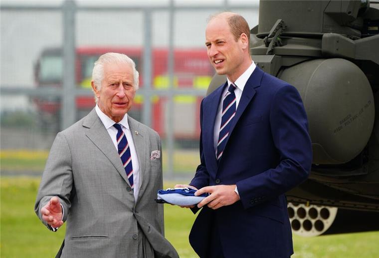 König Charles gibt militärischen Titel an William ab König Charles III. (l) und Prinz William beim Besuch des Army Aviation Centre.