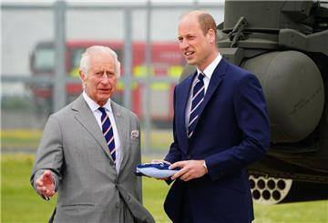 König Charles III. (l) und Prinz William beim Besuch des Army Aviation Centre.