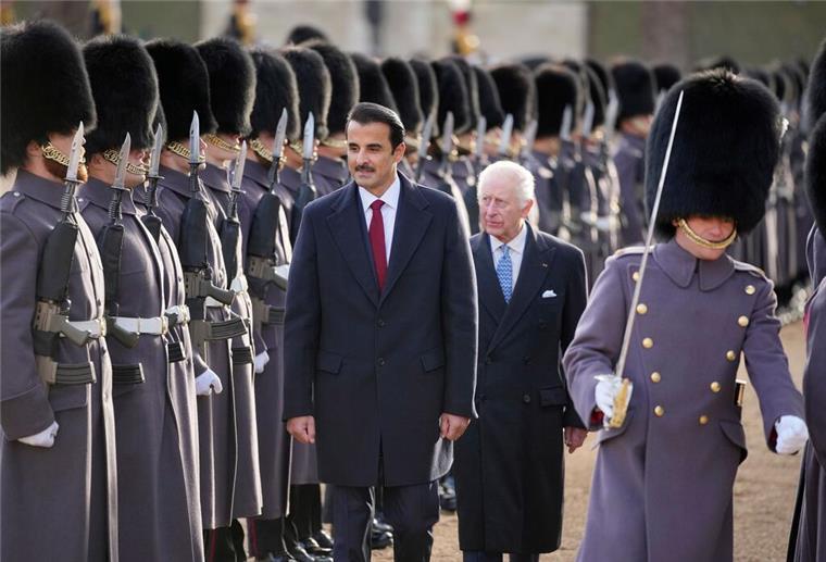 Kate und William begrüßen Emir von Katar zum Staatsbesuch König Charles III. (M.) empfing den Emir auf dem Paradeplatz Horse Guards Parade.