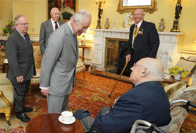 König Charles empfängt Kriegsveteranen König Charles III. (m) von Großbritannien bei einer Audienz im Buckingham-Palast mit Veteranen des Koreakriegs.