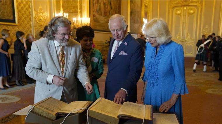 Das Vermächtnis: Shakespeares „Folio“ wird 400 König Charles III. und Königin Camilla betrachten das erste Shakespeare-Folio während eines Empfangs auf Schloss Windsor.