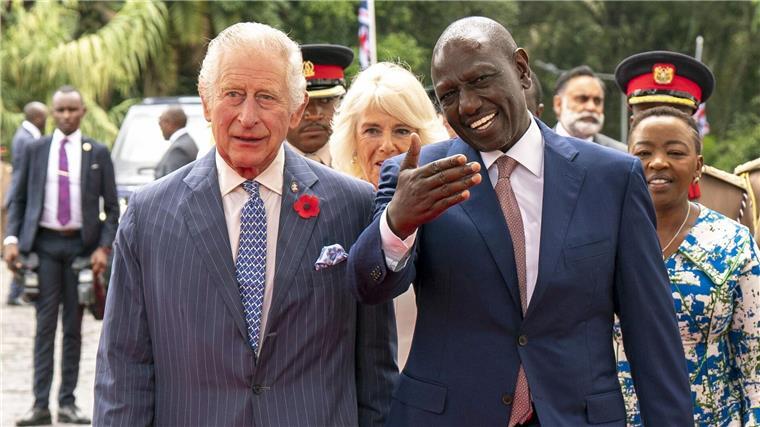 König Charles in Kenia: Der lange Schatten des Empires König Charles III. und Königin Camilla (hinten) mit Kenias Präsident William Ruto in Nairobi.