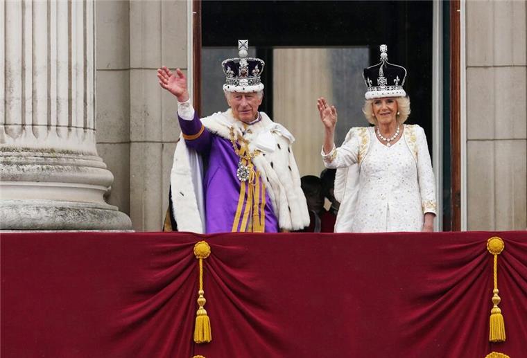 Vor einem Jahr wurde König Charles gekrönt König Charles III. und Königin Camilla nach der Krönungszeremonie auf dem Balkon des Buckingham Palastes.