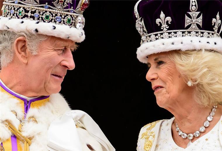 Königin Camilla verzichtet auf neue Pelze König Charles III. und Königin Camilla nach ihrer Krönung auf dem Balkon des Buckingham-Palastes.