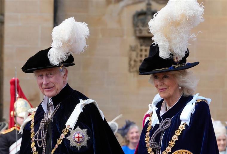 Federhut und Robe: Royals bei Ordenszeremonie in Windsor König Charles III. und Königin Camilla nehmen an der Zeremonie des Hosenbandordens auf Schloss Windsor teil.