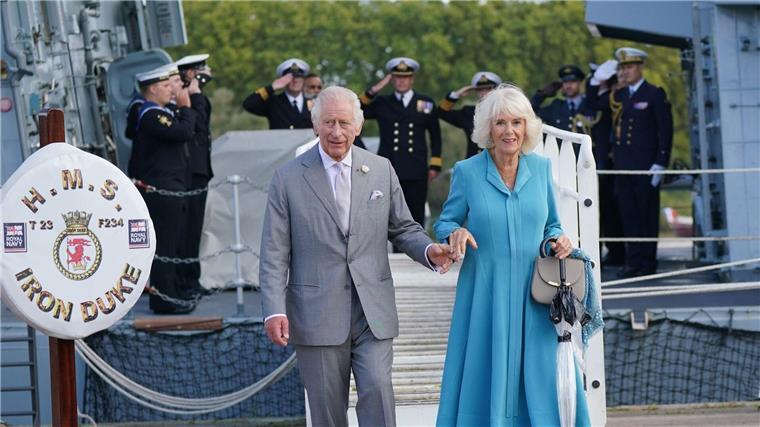 Au revoir mit Musik und Wein: Besuch der Royals endet König Charles III. und Königin Camilla stehen auf dem Flugdeck der HMS Iron Duke in Bordeaux.