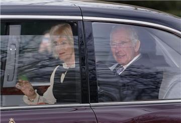 König Charles III. und Königin Camilla verlassen in einer Limousine das Clarence House in London.