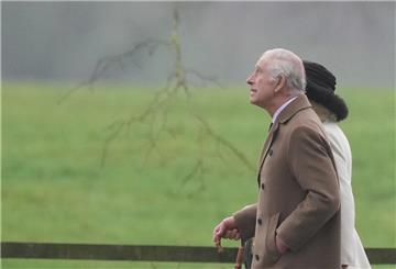 König Charles III. und Königin Camilla verlassen Mitte Februar einen Sonntagsgottesdienst in der St. Mary Magdalene Church.