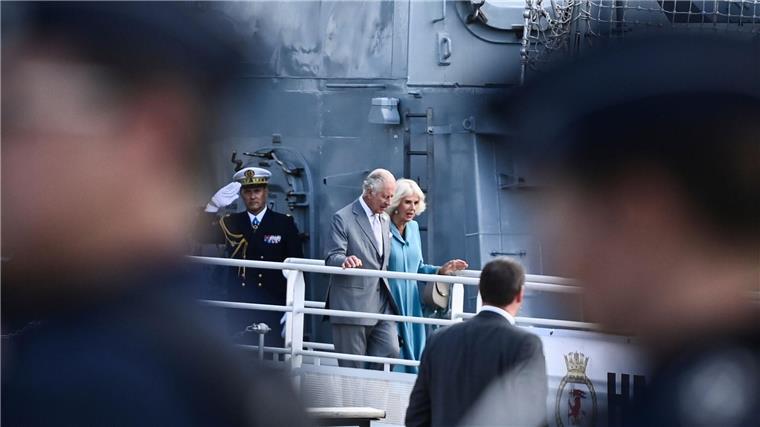 Au revoir mit Musik und Wein: Besuch der Royals endet König Charles III. und Königin Camilla von Großbritannien gehen von Bord der HMS Iron Duke.