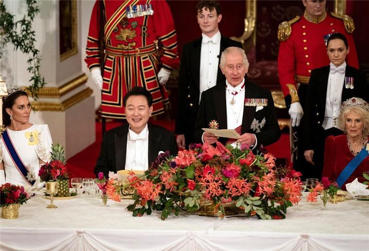 König Charles versucht sich an ein paar Worten Koreanisch König Charles III. während seiner Rede beim Staatsbankett für den südkoreanischen Präsidenten Yoon Suk Yeol im Buckingham Palace.