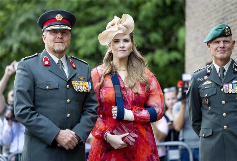Niederländische Kronprinzessin beginnt Militärdienst König Willem-Alexander der Niederlande und seine Tochter Prinzessin Amalia treffen auf dem Paradeplatz der Prinz-Bernhard-Kaserne in Amersfoort ein.