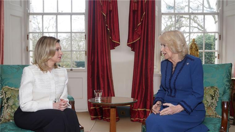 Königin Camilla (r) im Gespräch mit Olena Selenska.