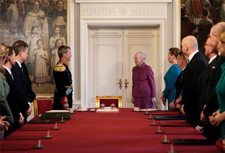 Königlicher Kuss: Frederik X. neuer König von Dänemark Königin Margrethe II. von Dänemark überlässt ihrem Sohn, dem dänischen König Frederik X., den Platz am Kopf des Tisches.
