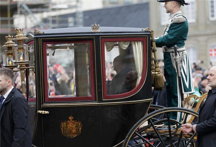 Königlicher Kuss: Frederik X. neuer König von Dänemark Königin Margrethe II. von Dänemark wird in einer goldenen Kutsche vom Schloss Amalienborg zum Schloss Christiansborg eskortiert.