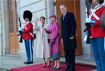 Königin Margrethe von Dänemark (M), König Felipe VI. von Spanien (2.v.r) und Königin Letizia (2.v.l) von Spanien werden sich im Schloss Amalienborg besprechen.