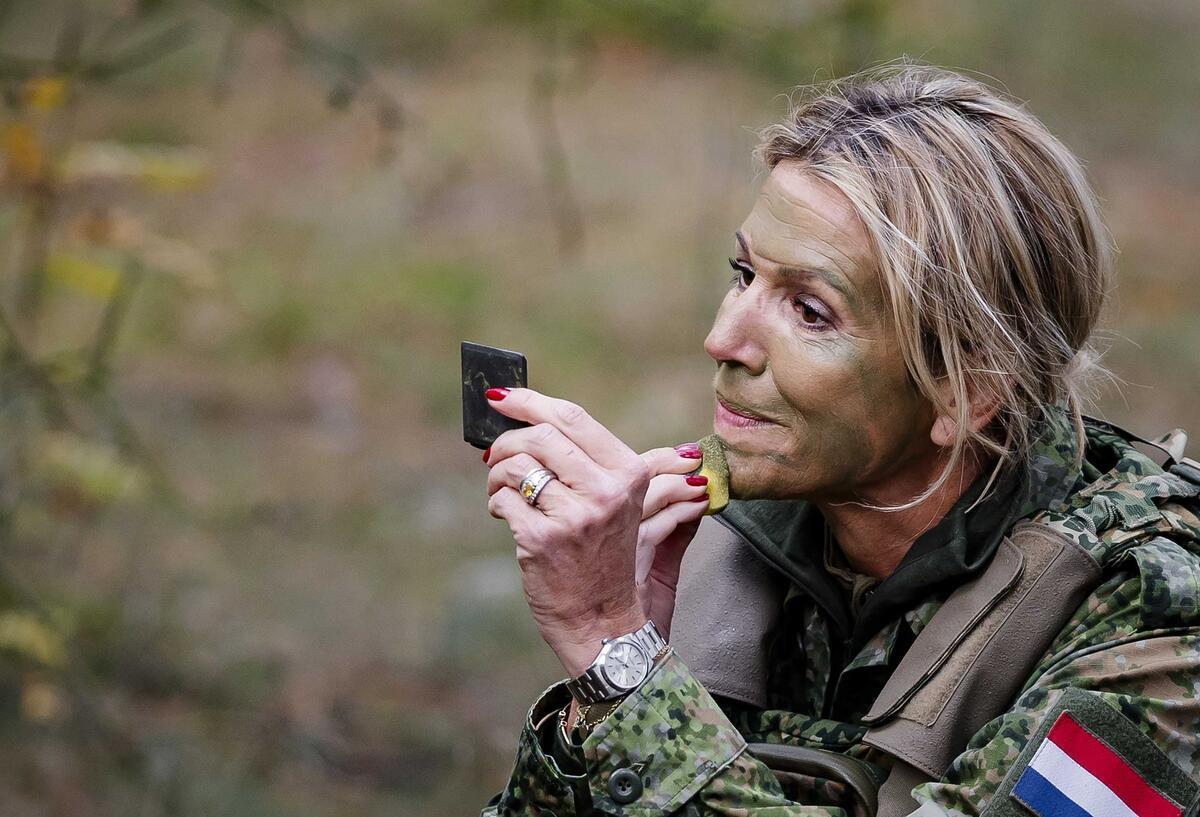 Máxima in Camouflage: Niederlandes Königin besucht Militär Königin Máxima trägt Tarnfarbe auf.