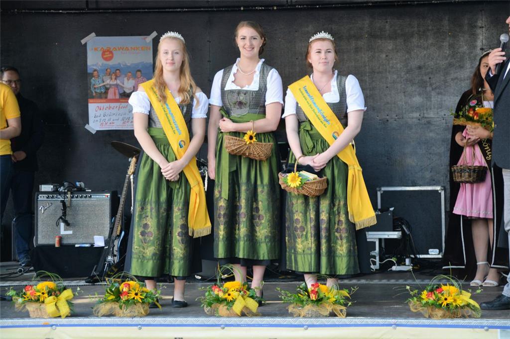Königliche Zeremonie: Die &quot;alte&quot; Sonnenblumenkönigin Lisa Haack (Mitte) trat am Sonntag ab und gab damit den Thron frei für ihre Nachfolgerin Katharina Quaas (rechts). Als neue Prinzessin gehört Elske Lütjens zum royalen Bunde.