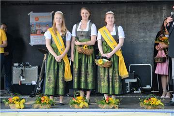 Königliche Zeremonie: Die &quot;alte&quot; Sonnenblumenkönigin Lisa Haack (Mitte) trat am Sonntag ab und gab damit den Thron frei für ihre Nachfolgerin Katharina Quaas (rechts). Als neue Prinzessin gehört Elske Lütjens zum royalen Bunde.
