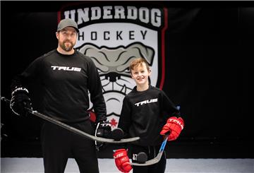 Können beide gut mit dem Puck umgehen: Andrew McPherson und sein Sohn Tyger.