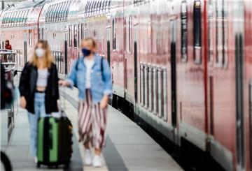 Fahrgäste steigen aus einem Regionalexpress aus.