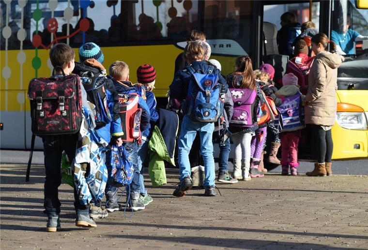 Schule am Montag: Eltern dürfen selbst entscheiden, wie die Verkehrslage ist Können Schulbusse am Montag die Schüler zur Schule bringen?