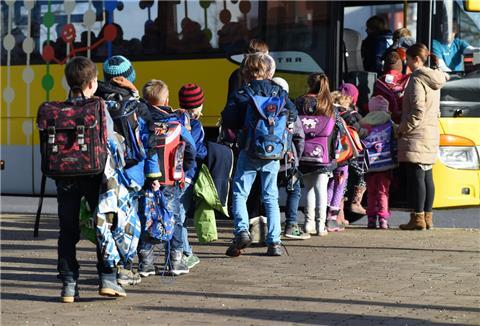 Können Schulbusse am Montag die Schüler zur Schule bringen?