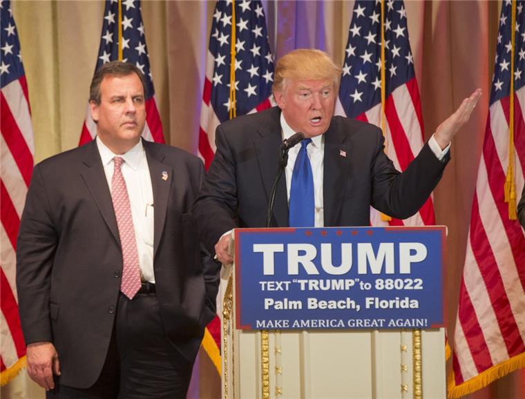 Zur Not sind alle für Donald Trump Könnte er tatsächlich Präsident werden? Selbst Donald Trumps aktuelle Konkurrenten sagen ihm die Unterstützung zu, sollte er für die Präsidentschaftswahl von der Republikanischen Partei nominiert werden.