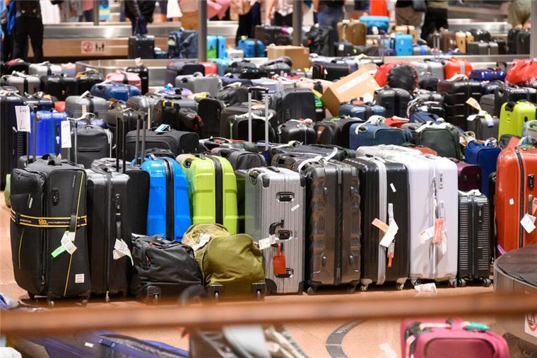 Koffer weg? Diese Flughäfen verlieren weltweit am häufigsten dein Gepäck Zahlreiche Koffer lagern im Gepäckausgabe-Bereich eines deutschen Flughafens. Gepäck weg – und keiner weiß, wo es ist! An internationalen Flughäfen droht Kofferverlust häufiger als gedacht. Auch Frankfurt landet im Top-5-Ranking der Chaos-Airports.