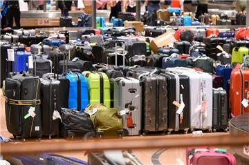 Zahlreiche Koffer lagern im Gepäckausgabe-Bereich eines deutschen Flughafens. Gepäck weg – und keiner weiß, wo es ist! An internationalen Flughäfen droht Kofferverlust häufiger als gedacht. Auch Frankfurt landet im Top-5-Ranking der Chaos-Airports.