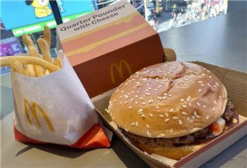 Ein McDonald's Quarter Pounder Burger in Chicago. (zu dpa: «Kolibakterien bei McDonalds: Anzahl der Erkrankten steigt»)