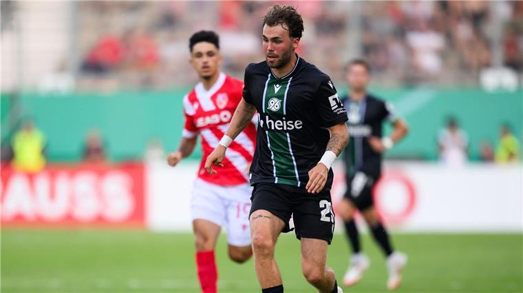 Hannover 96 bindet Mittelfeldspieler Oudenne Kolja Oudenne hat seinen Vertrag bei Hannover 96 verlängert. (Archivbild)