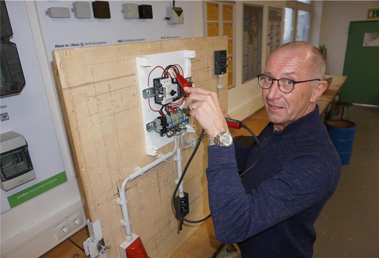 InCoTrain: Fachkräfte werden gesucht Elektromeister Rainer Marks am Arbeiten