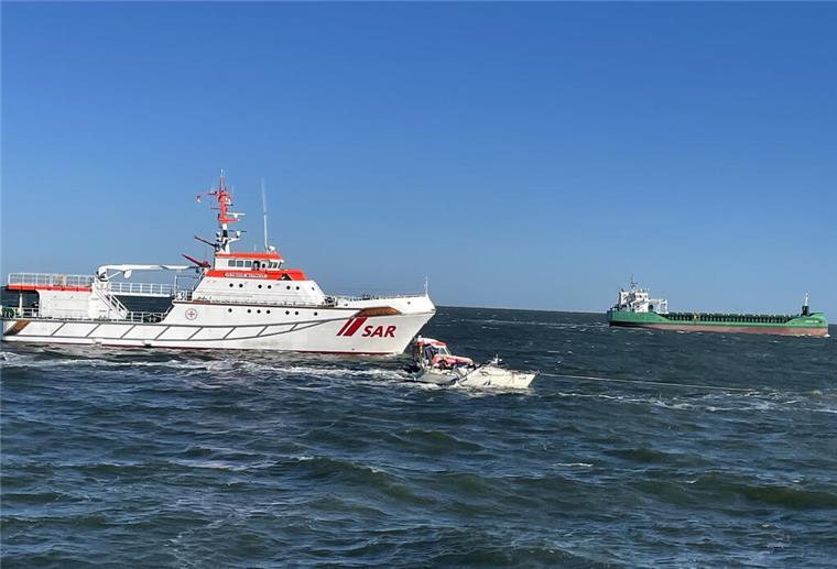 Schiffsunfall auf der Nordsee: Segelyacht prallt gegen Frachtschiff Kollision auf der Nordsee: Vor Cuxhaven stießen eine Segelyacht und ein Frachter zusammen. Zum Glück gab es keine Verletzten, aber die Yacht wurde schwer beschädigt und musste von den Seenotrettern geborgen werden.