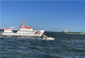 Kollision auf der Nordsee: Vor Cuxhaven stießen eine Segelyacht und ein Frachter zusammen. Zum Glück gab es keine Verletzten, aber die Yacht wurde schwer beschädigt und musste von den Seenotrettern geborgen werden.