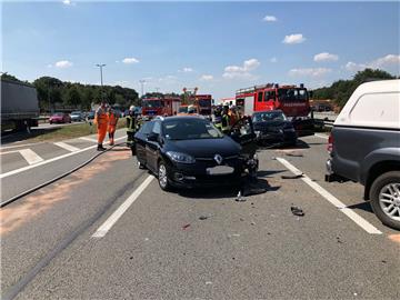 Kollision zur Mittagszeit: Bei einem Unfall auf der A1 sind fünf Fahrzeuge zusammengestoßen.