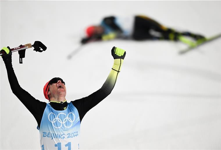 Kombinierer Geiger holt Olympia-Gold Ski nordisch/Kombination: Olympia, Vorkampf, Einzel, Normalschanze/10 km, Herren, Langlauf, Zhangjiakou National Ski Jumping Centre. Vinzenz Geiger aus Deutschland reagiert nach seinem Gewinn der Goldmedaille.