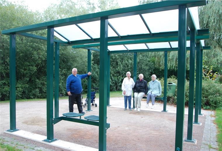 Hagen: Senioren ärgern sich über neuen „Pavillon“ Kommen mit ihren Beinen nicht an die Erde, wenn sie in den Sitzschalen Platz nehmen: Anna Uttecht und Marga Schmonsees (von rechts) sind wenig begeistert. Auch Irmgard Eder und Hans-Jürgen Siebert zeigen sich unzufrieden mit dem, was bislang als Pavillon in „Goldmann‘s Saal“ präsentiert wird.