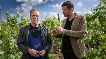 Kommissar Dupin (Pasquale Aleardi, r) befragt den treuen Mitarbeiter Monsieur Marchand (Jürgen Heinrich, l) in einer Szene aus „Kommissar Dupin: Bretonischer Ruhm“.