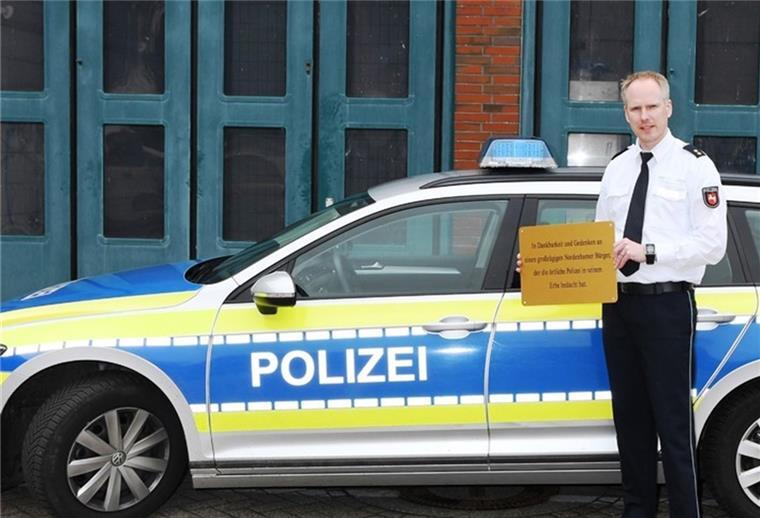 244 000 Euro: Polizei dankt dem Spender Kommissariatsleiter Patrick Hublitz mit der Plakette.