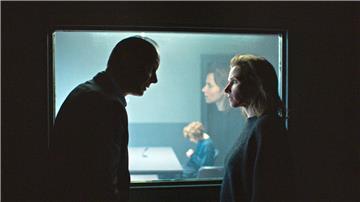 Kommissariatsleiter Peter Michael Schnabel (Martin Brambach) und Kommissarin Karin Gorniak (Karin Hanczewski) besprechen sich vor dem  Verhör der Tatverdächtigen Sarah Monet (Deniz Orta, M).