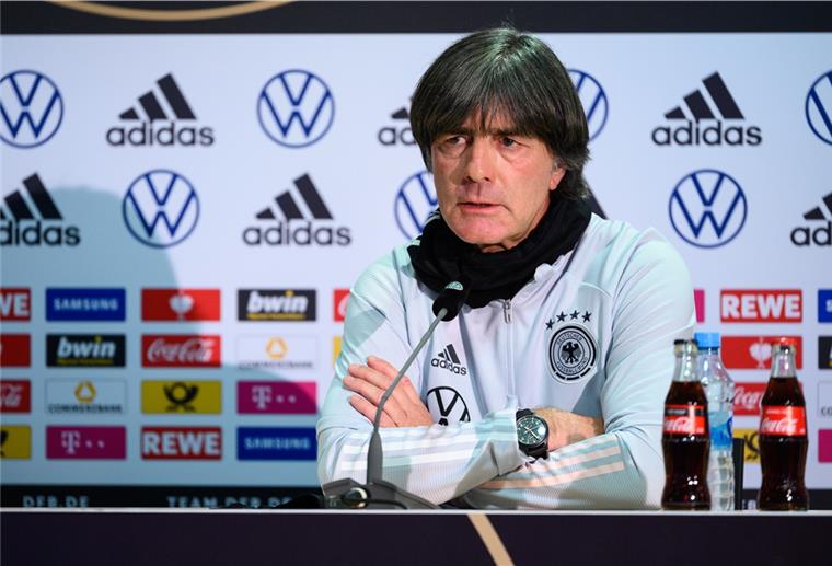 Trainer äußern sich zur Schlappe von Sevilla Kommt bei Kollegen nicht gut weg: Jogi Löw wird auch von Bremerhavener und Cuxländer Trainern teilweise harsch kritisiert. In einer Umfrage beziehen sie Stellung zur Leistung gegen Spanien, der Frage was sich ändern muss und ob Löw noch der richtige Mann für den Bundestrainer-Job ist.