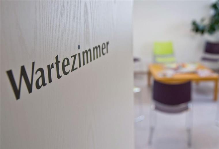 Merz-Regierung plant neue Pflicht für alle Deutschen – das Bürgerkonto kommt! Auf einer geöffneten Tür steht das Wort Wartezimmer. Das neue Bürgerkonto soll Verwaltung und Anträge in Deutschland vereinfachen.