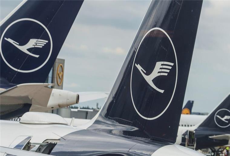 Lufthansa-Maschinen stehen auf dem Vorfeld des Flughafens Rhein-Main. 