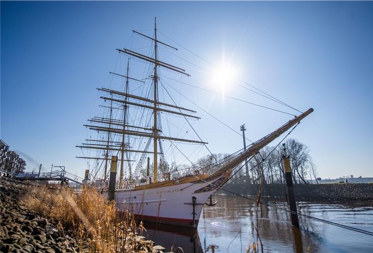 Streit um „Schulschiff Deutschland“ geht weiter Kommt die „Schulschiff Deutschland“ nach Bremerhaven? Am Sonnabend soll das Ergebnis der Mitgliederbefragung per Briefwahl vorliegen.