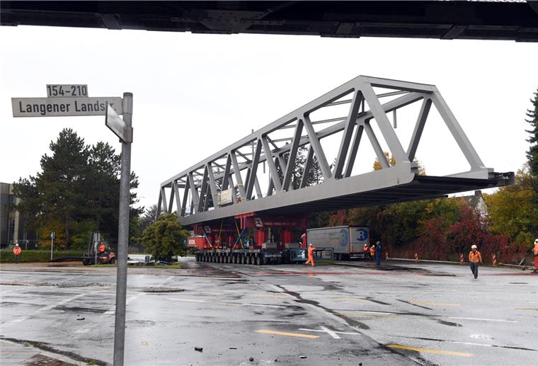 Bremerhaven: Schaulustige begleiten Transport der Eisenbahnbrücke Kommt eine Brücke angefahren: Trotz weiträumiger Absperrung versuchten viele Zuschauer das Spektakel zu verfolgen.