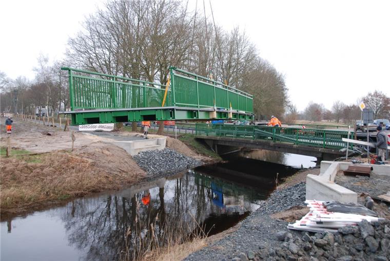 Kommt eine Brücke geflogen: Sie soll den Radweg an der K18 zwischen Flögeln und Bad Bederkesa verbinden.