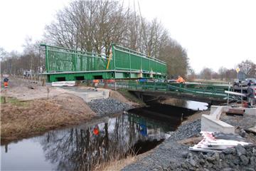 Kommt eine Brücke geflogen: Sie soll den Radweg an der K18 zwischen Flögeln und Bad Bederkesa verbinden.