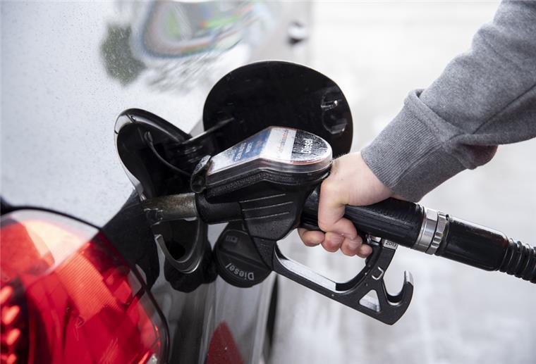 Ifo-Institut: Ölkonzerne geben Tankrabatt fast vollständig weiter Ein Autofahrer steckt an einer Tankstelle einen Diesel-Zapfhahn in die Tanköffnung seines Fahrzeugs.