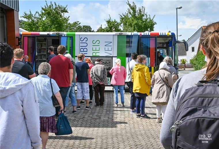 Impfbus im Cuxland: Viele wollen die Spritze Interessierte warten vor dem Impfbus des Landkreises an der Feuerwehr in Loxstedt.